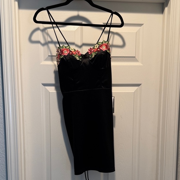 Speechless Bodycon Black With Embroidered Roses Lace-up Back Dress XS NWT - Picture 5 of 9